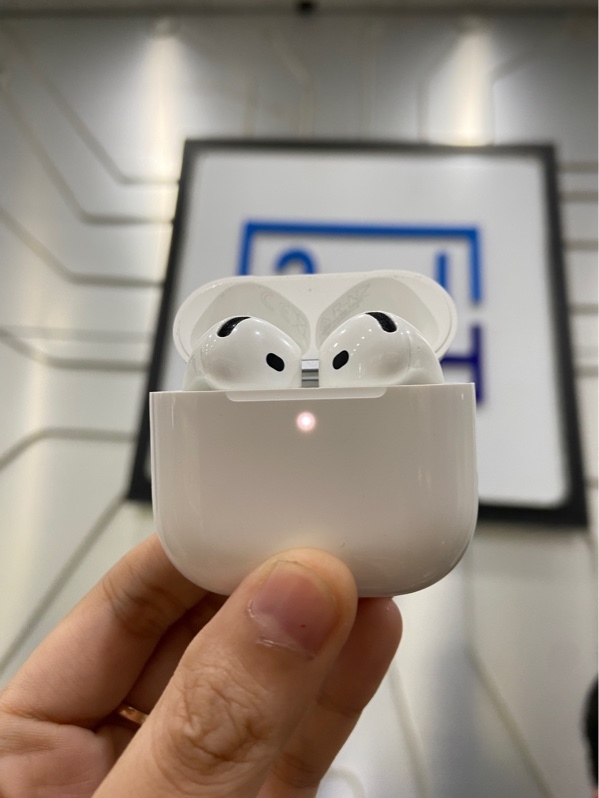 Tai nghe Airpods 4 - Màu trắng - Ngoại hình: 97.5% - Trầy xước xung quanh - Body