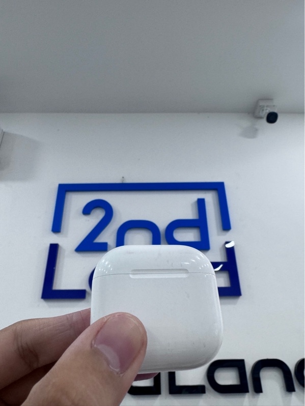 Tai nghe Airpods 4 - màu trắng - Ngoại hinh 97% - Case trầy nhiều, tai trái trầy - body