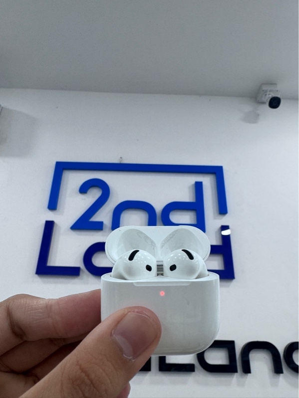 Tai nghe Airpods 4 - màu trắng - Ngoại hinh 97% - Case trầy nhiều, tai trái trầy - body