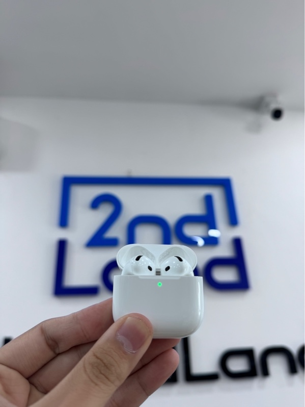 Tai nghe Airpods 4 - Màu trắng - Ngoại hình 97% - Kèm sạc linh kiện