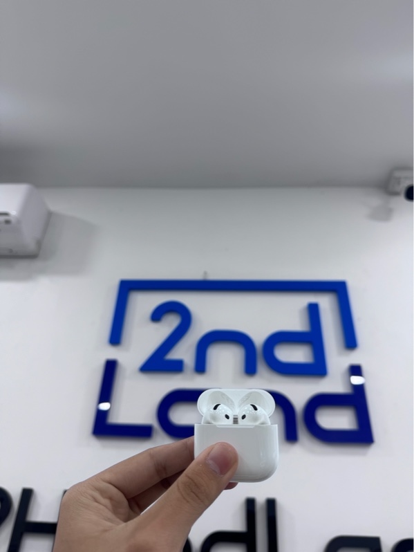 Tai nghe Airpods 4 - Ngoại hình 97,5% - Case xước, 2 tai ố, tai trái trầy cấn - Body