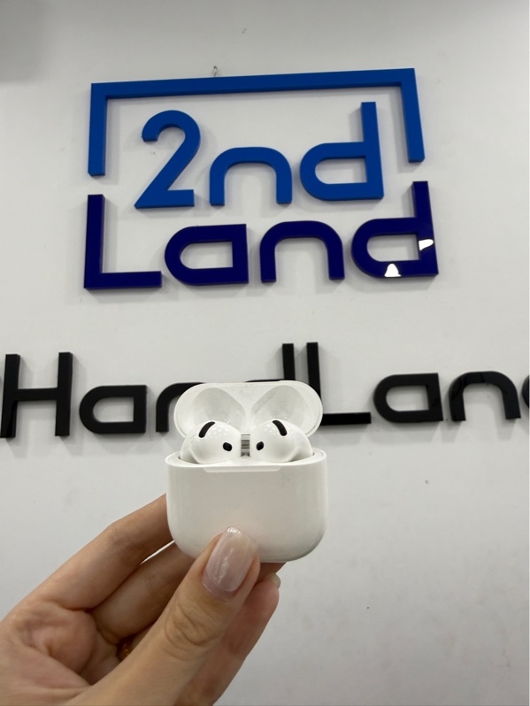 Tai nghe Airpods 4 thường - Màu trắng - Ngoại hình 97% - case trầy xước nhiều, hai tai cấn - Body