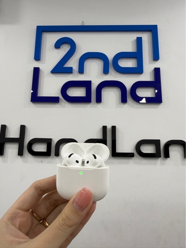 Tai nghe Airpods 4 thường - Màu trắng - Ngoại hình 97% - trầy xước, lệch pin nhẹ - Kèm box