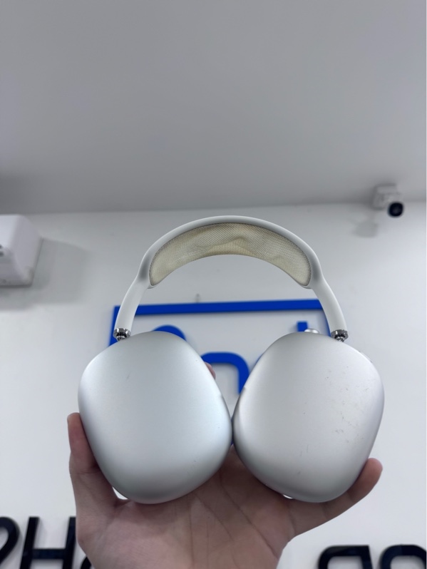 Tai nghe Airpods Max Lightning - Màu bạc - Ngoại hình 97% - Đệm tai trong ố vàng, trầy xước - Kèm 1 bao da