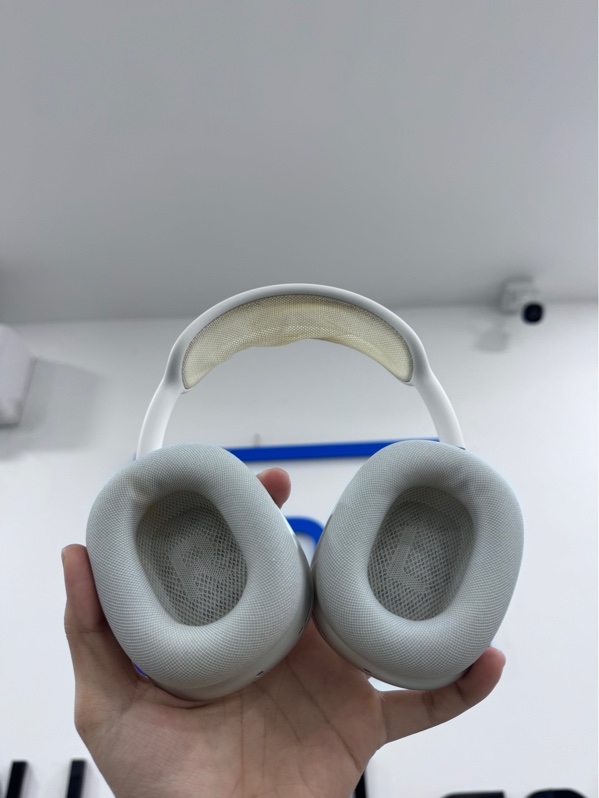Tai nghe Airpods Max Lightning - Màu bạc - Ngoại hình 97% - Đệm tai trong ố vàng, trầy xước - Kèm 1 bao da