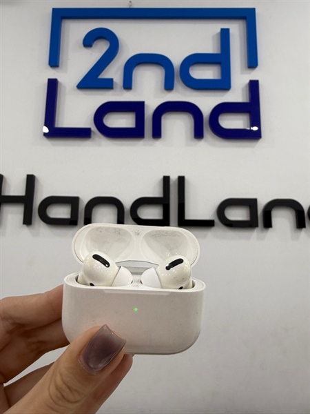 Tai nghe Airpods pro 1 - Màu trắng - Ngoại hình 96% - Case trầy , cấn dính dơ , 2 tai ố , tai phải cấn , tai trái lỗi xuyên âm , lắc đầu tai kêu lạch cạch , đã thay tips tai - Body 1