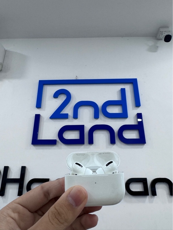 Tai nghe Airpods pro 1 - Màu trắng - Ngoại hình 96% - Case trầy xước nhiều, hở bản lề, hai tuýp tai ố - Body