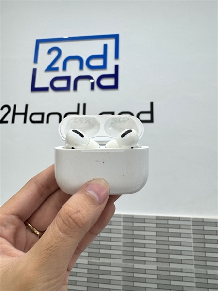 Tai nghe Airpods Pro 1 - Màu trắng - Ngoại hình 96% - Trầy case, nứt chân, mất tìm, Pin còn tốt - Body 2