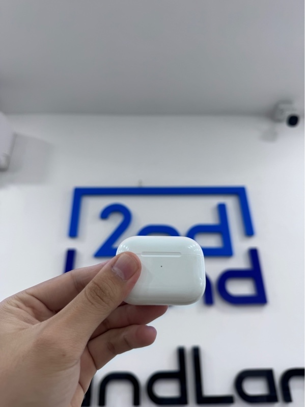 Tai nghe Airpods Pro 1 - Màu trắng - Ngoại hình 97% - Case xước, 2 tai trầy cấn, Tai trái lỗi xuyên âm trống ồn - Kèm box, sạc, 1 case nhựa