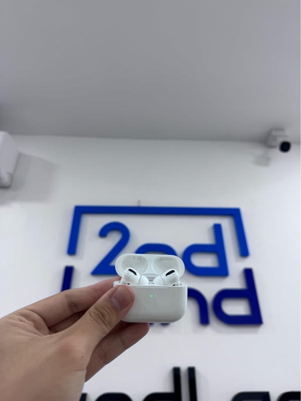 Tai nghe Airpods Pro 1 - Màu trắng - Ngoại hình 97% - Case xước, 2 tai trầy cấn, Tai trái lỗi xuyên âm trống ồn - Kèm box, sạc, 1 case nhựa