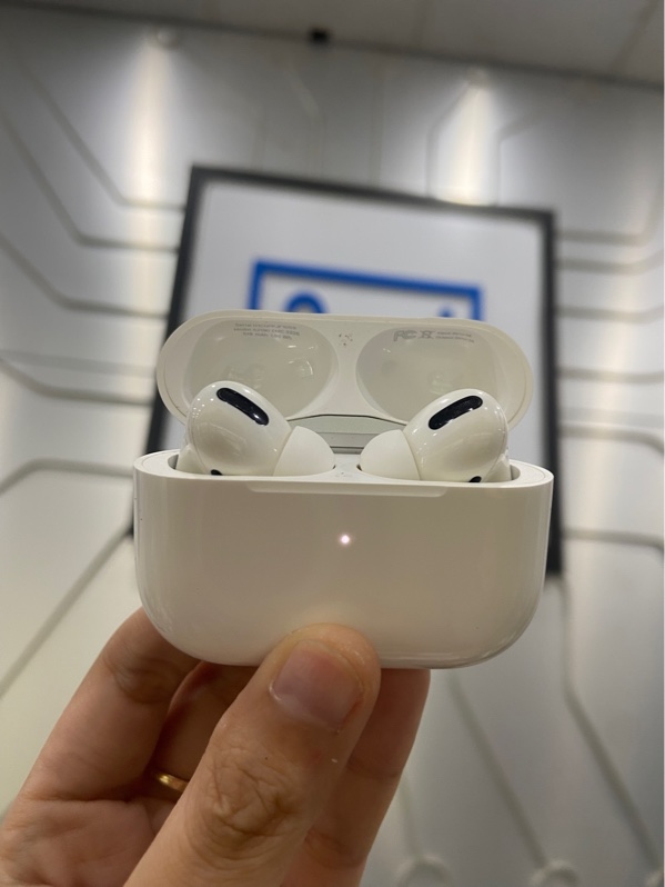 Tai nghe Airpods Pro 1 - Màu trắng - Ngoại hình: 97% - Xước hộp - Kèm Box