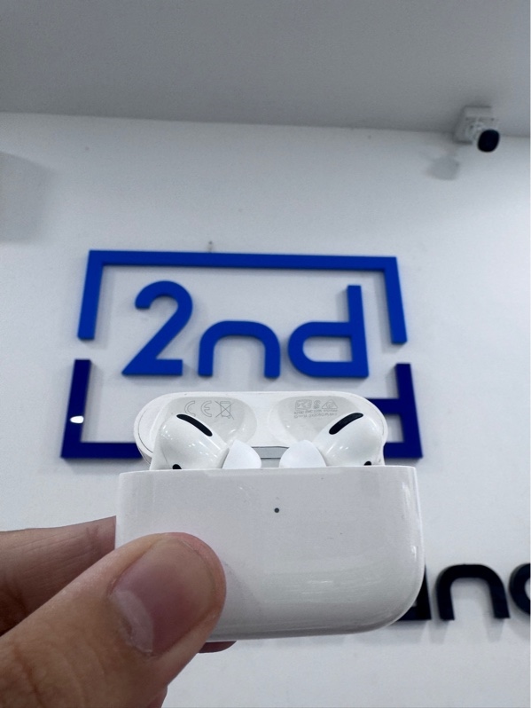 Tai nghe Airpods Pro 1 - Màu trắng - Ngoại hình 98% - Lỗi xuyên âm chống ồn, ố tai ố, sờn, chân sạc oxi hóa - Body