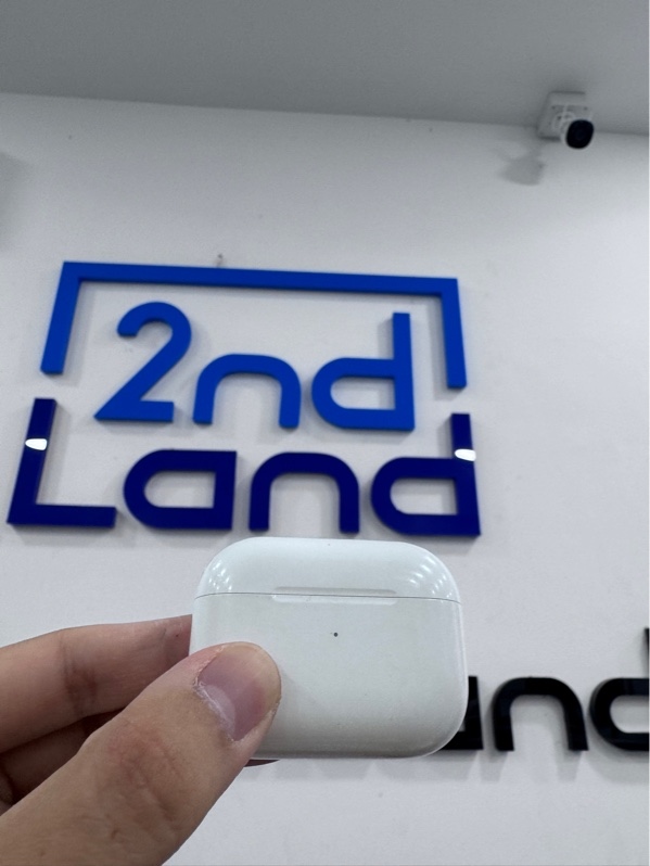 Tai nghe Airpods pro 2 lightning - Màu trắng - Ngoại hình 97% - Case trầy nhiều, cấn bản lề - Body