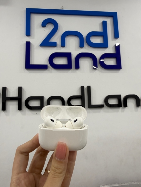 Tai nghe Airpods pro 2 lightning - Màu trắng - Ngoại hình 97% - Trầy xước - Kèm box
