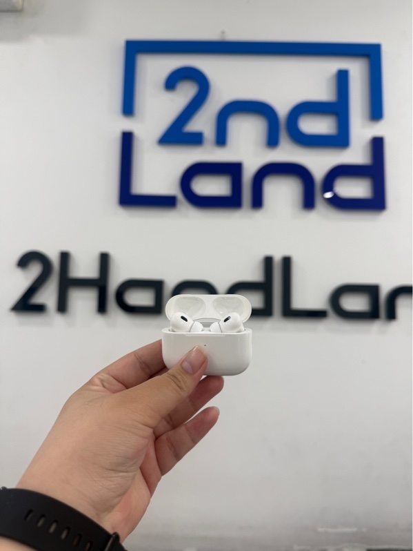 Tai nghe AirPods pro 2 lightning - Màu trắng - Ngoại hình 98% - Tai nghe trầy cấn nhẹ , mất tìm - Kèm sạc linh kiện