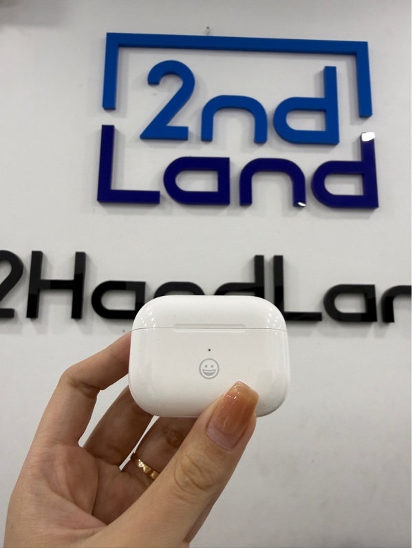 Tai nghe Airpods Pro 2 Lightning - Màu trắng - Ngoại hình 98% - Trầy do đeo ốp , case có khắc hình , mất một bên tai phải - Body