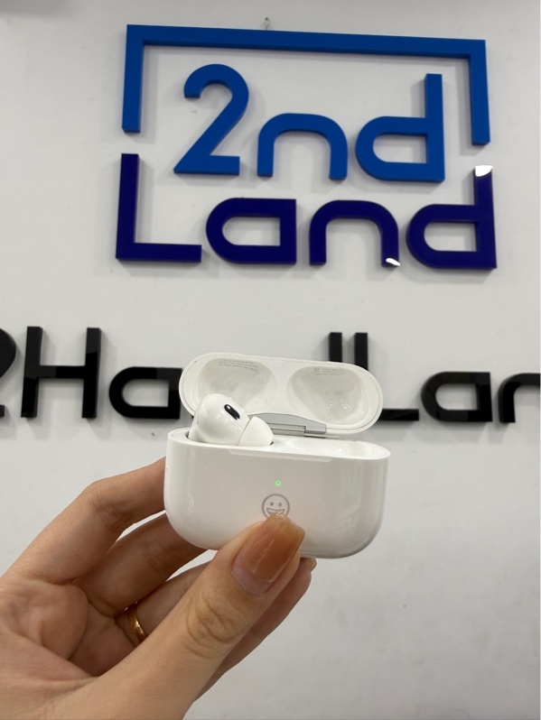 Tai nghe Airpods Pro 2 Lightning - Màu trắng - Ngoại hình 98% - Trầy do đeo ốp , case có khắc hình , mất một bên tai phải - Body