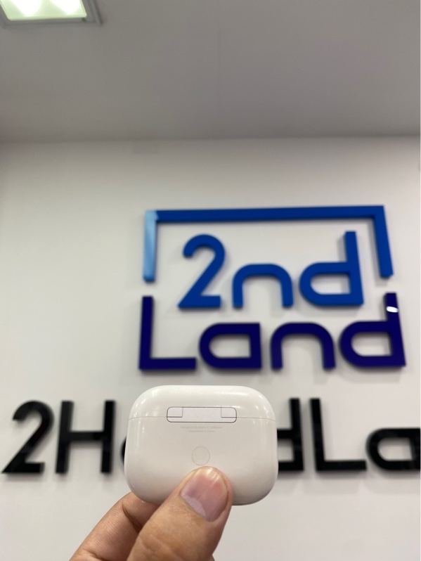 Tai nghe Airpods Pro 2 Type C - Màu trắng - Ngoại hình: 97% - Cấn trầy - Kèm Box
