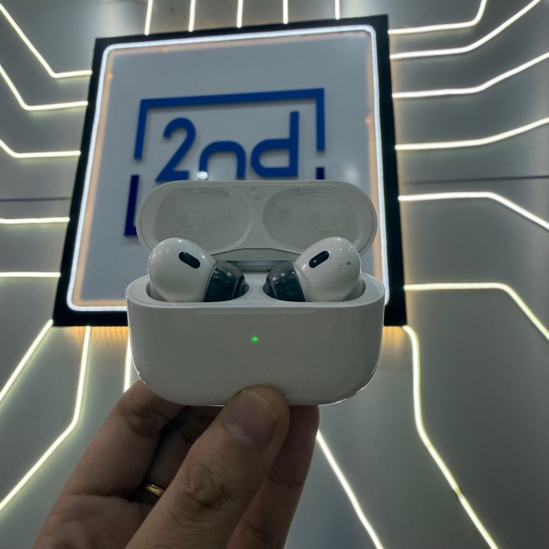 Tai nghe Airpods Pro 2 Type C - Màu trắng - Ngoại hình: 97% - Xước thân + thay đệm tai - Body