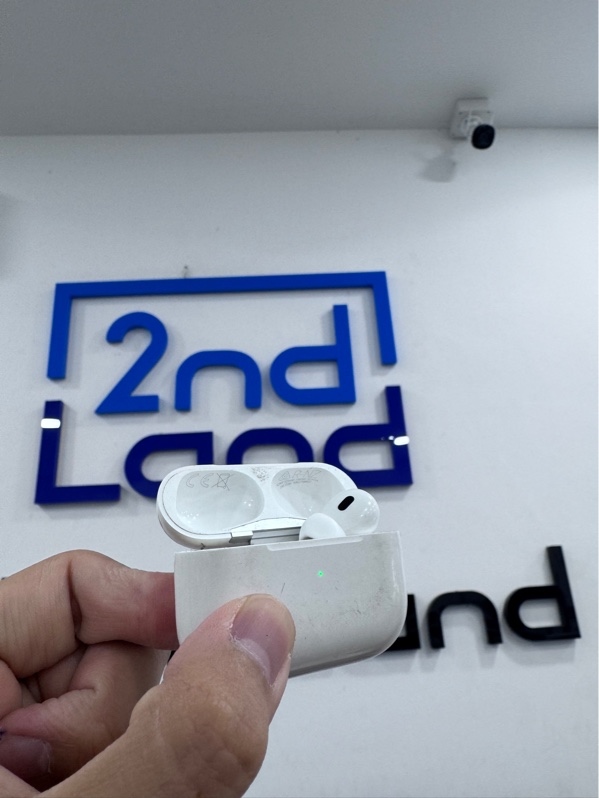Tai nghe Airpods pro 2 type c - Ngoại hình 96% - Case trầy nặng, mất 1 bên tai - Body
