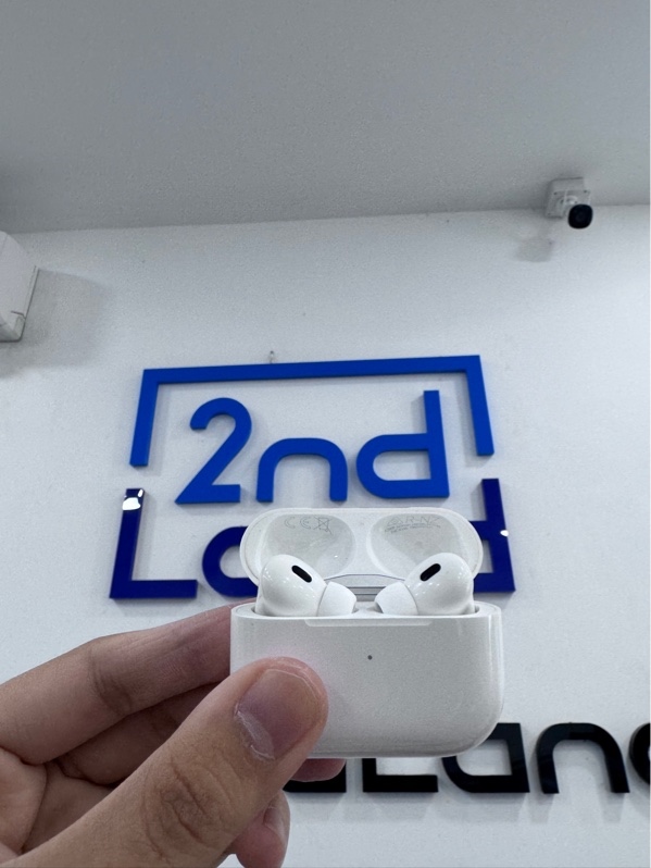 Tai nghe Airpods pro 2 type c - Ngoại hình 97% - Trầy xước nhẹ - Kèm sạc linh kiện