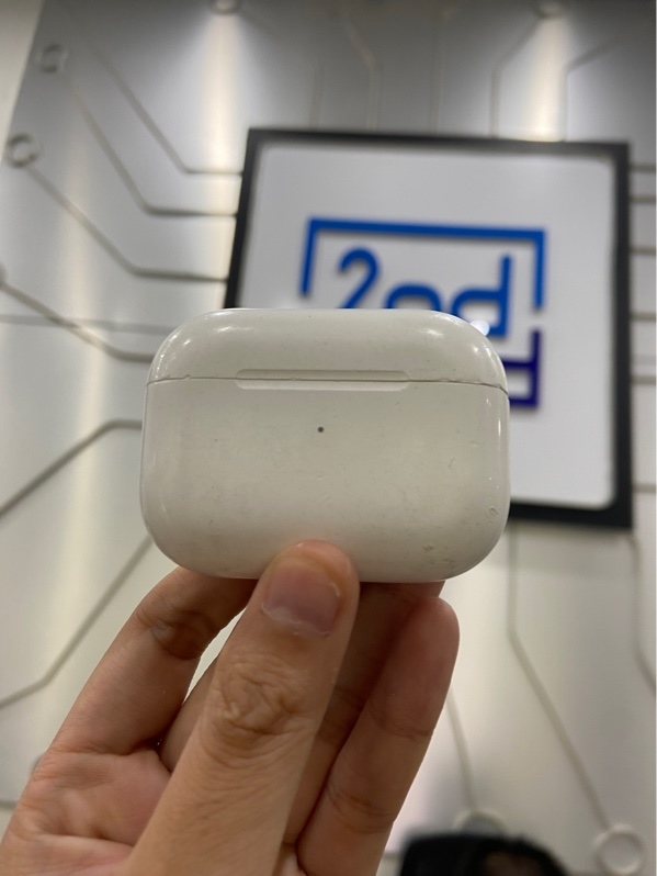 Tai nghe AirPods Pro 2 (USB-C) - Màu trắng - Ngoại hình: 97% - Trầy xước nhiều, mẻ viền nắp - Body