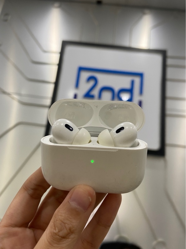 Tai nghe AirPods Pro 2 (USB-C) - Màu trắng - Ngoại hình: 97% - Trầy xước nhiều, mẻ viền nắp - Body