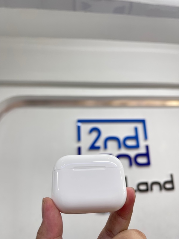Tai nghe Airpods pro 3 - Màu trắng - Ngoại hìn 98% - Kèm box - Còn bh đến 06/04/2028
