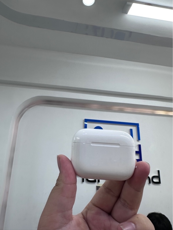 Tai nghe Airpods pro 3 - Màu trắng - Ngoại hình 97.5% - Mẻ nhẹ, trầy nhăm - Fullbox