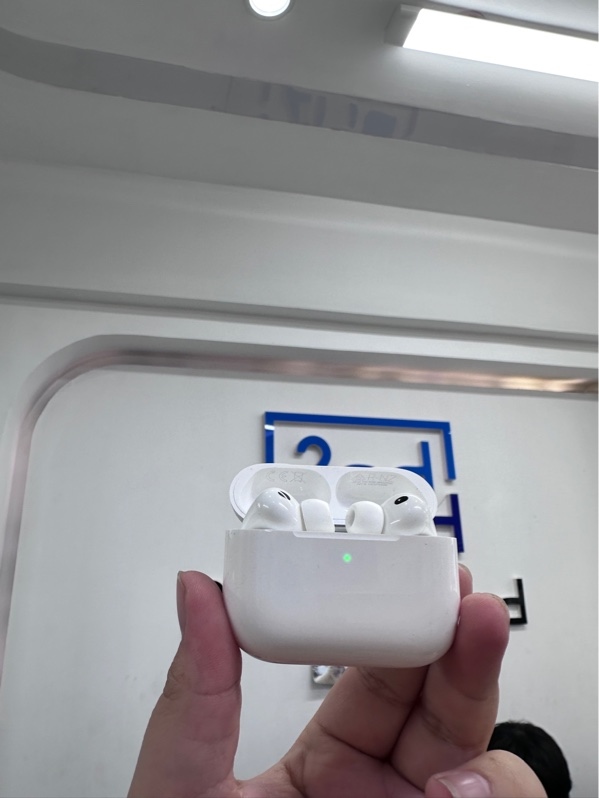 Tai nghe Airpods pro 3 - Màu trắng - Ngoại hình 97.5% - Mẻ nhẹ, trầy nhăm - Fullbox