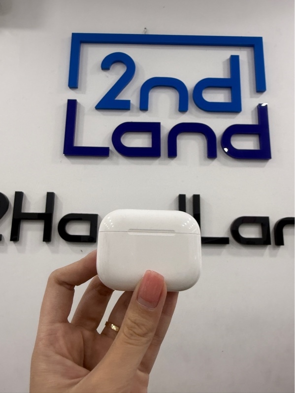 Tai nghe Airpods pro 3 - Màu trắng - Ngoại hình 97% - case trầy cấn - Không phụ kiện