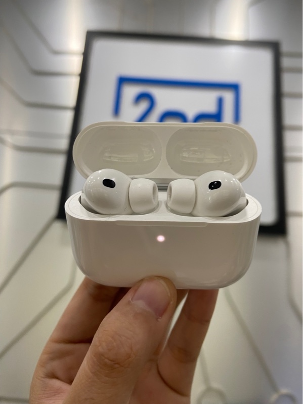 Tai nghe Airpods Pro 3 - Màu trắng - Ngoại hình: 97% - Xước dăm hộp, cấn tai trái - Kèm Box - Còn bảo hành 4/2027