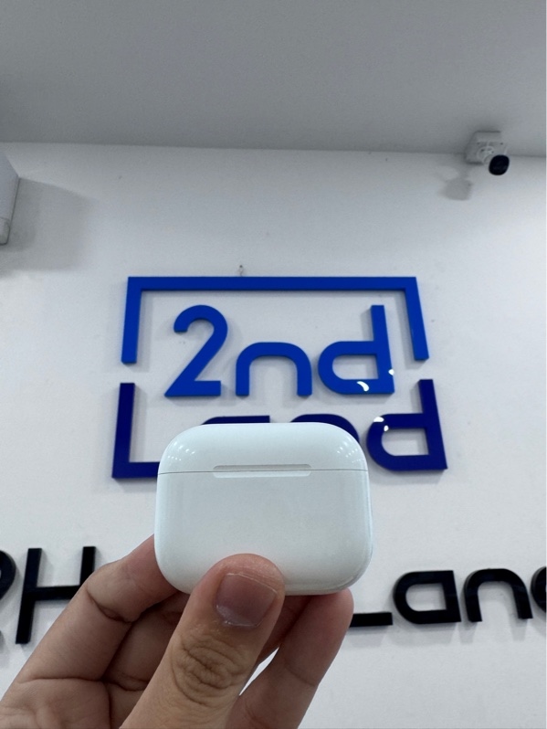 Tai nghe Airpods pro 3 - Màu trắng - Ngoại hình 98% - Case trầy nhẹ, mất tìm - Body