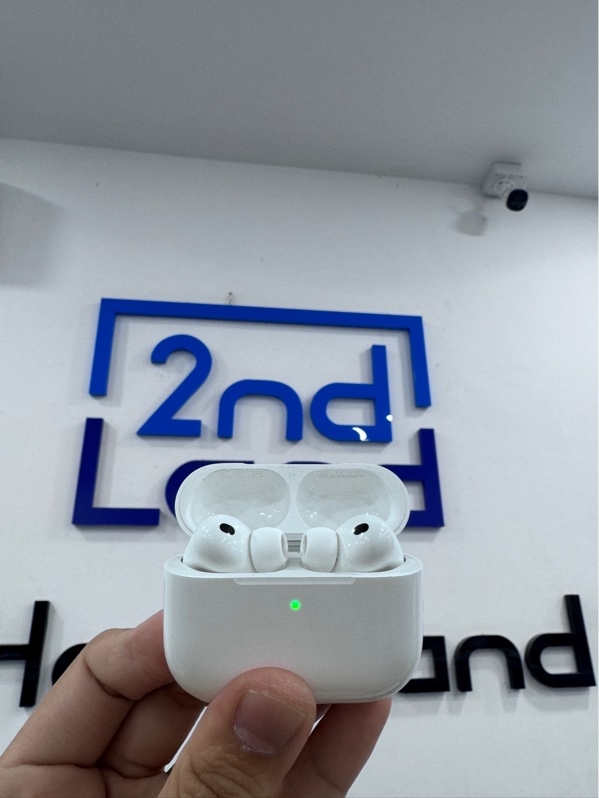 Tai nghe Airpods pro 3 - Màu trắng - Ngoại hình 98% - Case trầy nhẹ, mất tìm - Body