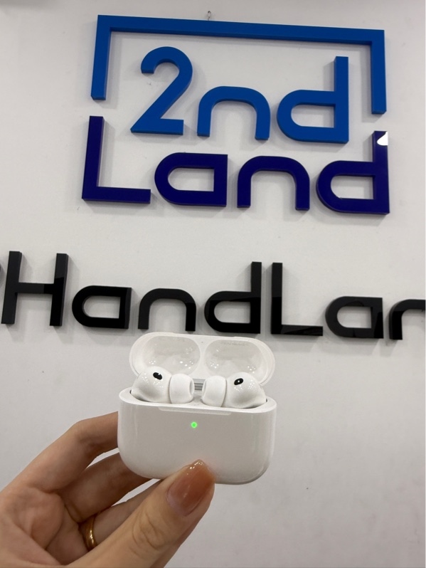 Tai nghe Airpods Pro 3 - Màu trắng - Ngoại hình 98% - Case xước - Body - còn BH hãng đến 01/04/2027