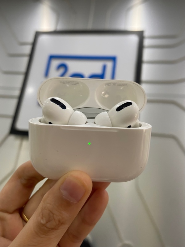 Tai nghe Airpods Pro - Màu trắng - Ngoại hình: 98% - Bản lề gập cứng - Body
