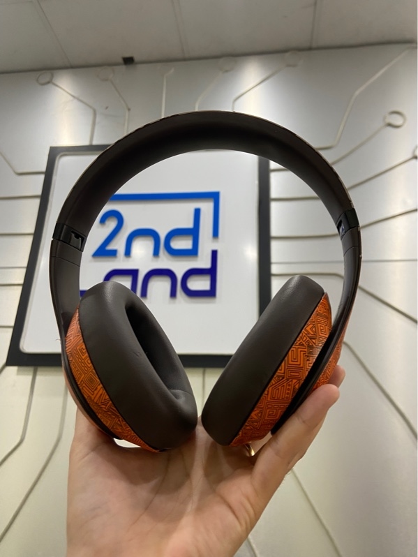 Tai nghe Beats Studio Pro - Màu nâu - Ngoại hình: 97% - Dán skin - Body