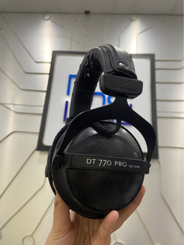Tai nghe Beyerdynamic DT 770 PRO ( 250 Ohm ) - Màu đen - Ngoại hình: 96% - Tróc da, chụp tai ám bụi - Kèm túi + dây chuyển đổi