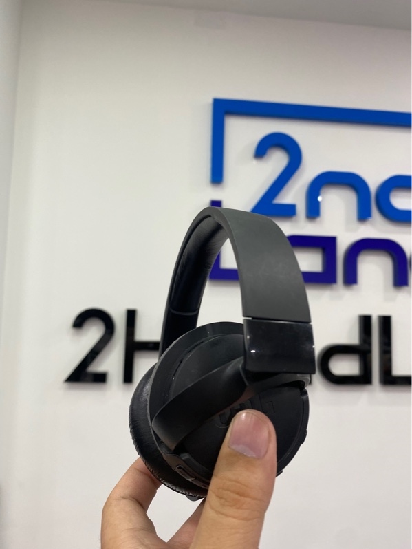 Tai nghe chụp tai JBL 670NC - Màu đen - Ngoại hình: 97% - Rách đệm đầu, cấn viền nhiều - Kèm dây sạc