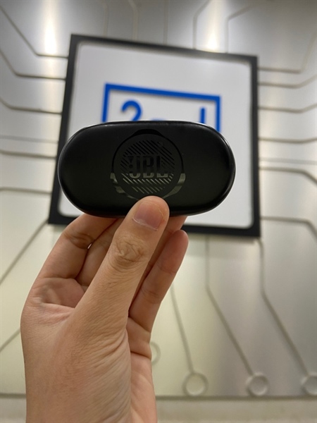 Tai nghe JBL QuanTum TWS - Màu đen - Ngoại hình: 98% - Kèm sạc