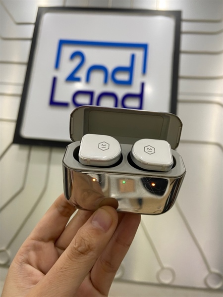 Tai nghe Master Dynamic MW08 - Màu bạc - Ngoại hình: 97% - Tai phải lỏng sạc vừa - Body