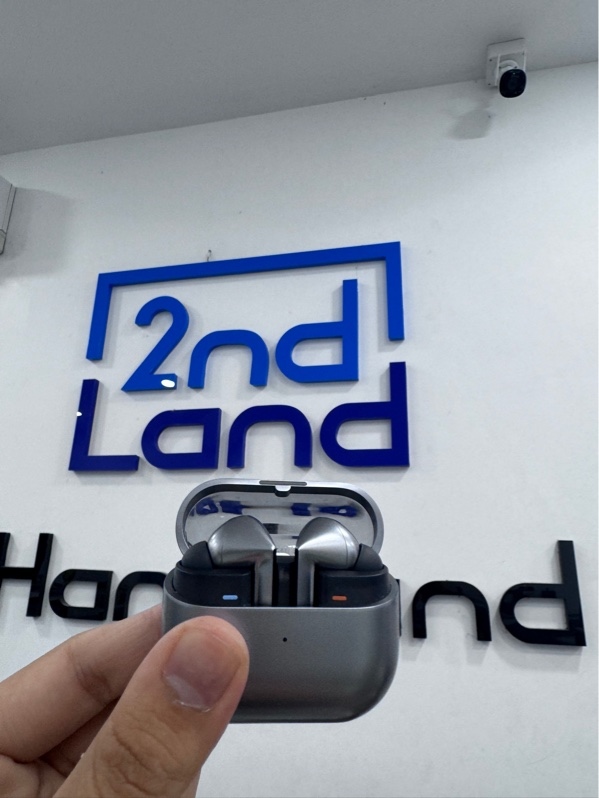 Tai nghe Samsung galaxy buds 3 pro - Màu xám - Ngoại hình 97% - Trầy xước, tai trái cấn nhẹ, tai phải có đường nứt - Body