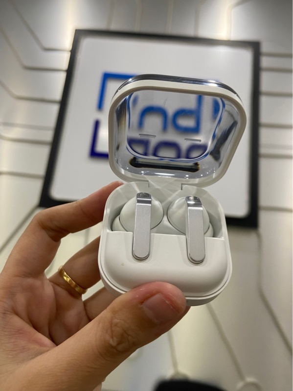 Tai nghe SamSung Galaxy Buds 4 Pro - Màu trắng - Ngoại hình: 98% - FullBox