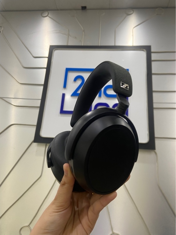 Tai Nghe Sennheiser MOMENTUM 4 - Màu đen - Ngoại hình: 97% - Chống ồn tai phải yếu nhẹ - Kèm Box