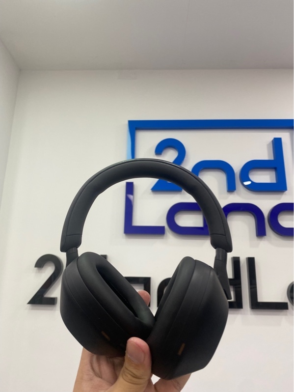 Tai nghe Sony WH-1000XM5 - Màu đen - Ngoại hình: 97% - Xước thân, gọng trượt 2 bên hơi lỏng, dơ đệm tai trong - Kèm túi vải - Dây sạc - Dây 3.5