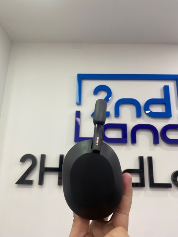 Tai nghe Sony WH-1000XM5 - Màu đen - Ngoại hình: 97% - Xước thân, gọng trượt 2 bên hơi lỏng, dơ đệm tai trong - Kèm túi vải - Dây sạc - Dây 3.5