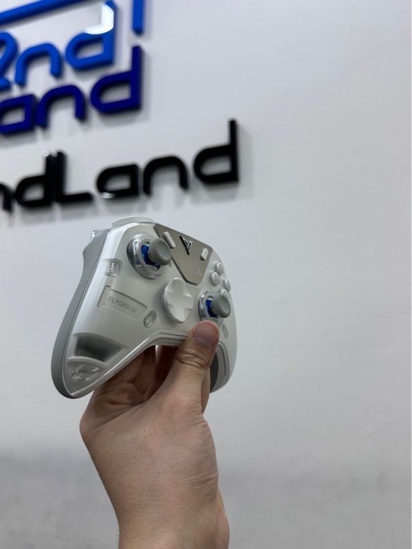 Tay cầm chơi game FLYDIGI Apex 5 - 3 mode : dây , receiver , dongle - Màu trắng - Ngoại hình 97.5% - Kèm dongle + Dock sạc + Túi đựng