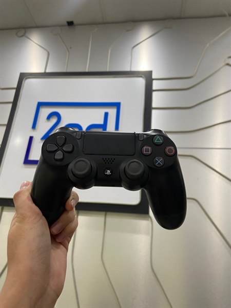 Tay cầm chơi game PS4 - Màu đen - Ngoại hình: 97% - Trôi nhẹ 2 bên cần - Body