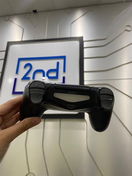 Tay cầm chơi game PS4 - Màu đen - Ngoại hình: 97% - Trôi nhẹ 2 bên cần - Body 1