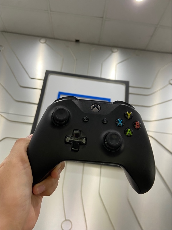 Tay cầm chơi game Xbox One S - Màu đen - Ngoại hình: 97.5% - Xước nhẹ - Body